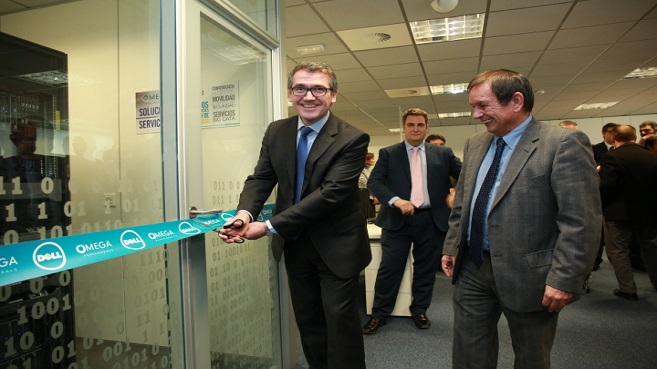 Aongus Hegarty, vicepresidente de Dell en EMEA;  a su lado, Javier Fernández, director comercial y socio de Omega Peripherals.