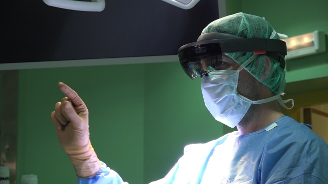 Microsoft HoloLens y cirujano