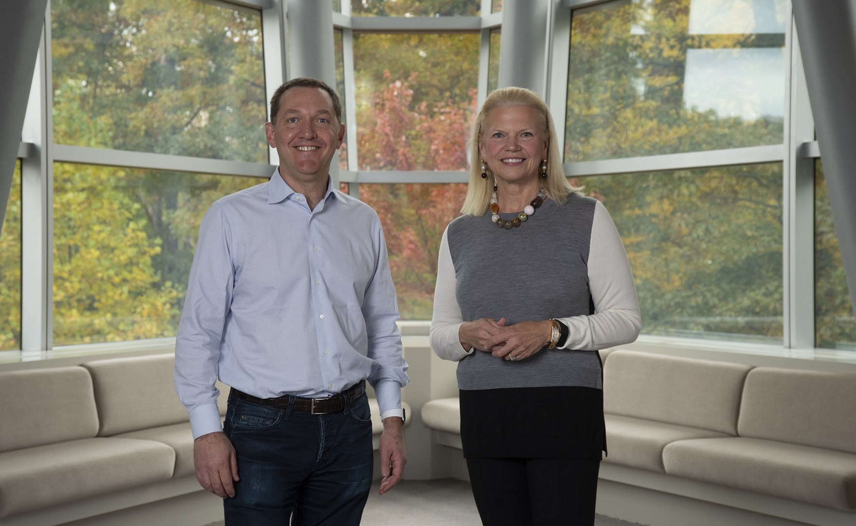 Ginni Rometty, presidenta y directora ejecutiva de IBM, y Jim Whitehurst, presidente y CEO de Red Hat.